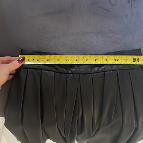 ALICE & OLIVIA LEATHER pleated black lamb skin leather skirt. - Picture 5 of 5